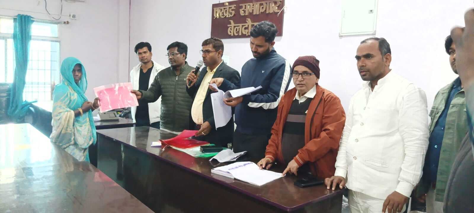 इतमादी एवं पिरनगरा के बासबिहीन परिवारों के बीच किया पर्चा वितरीत