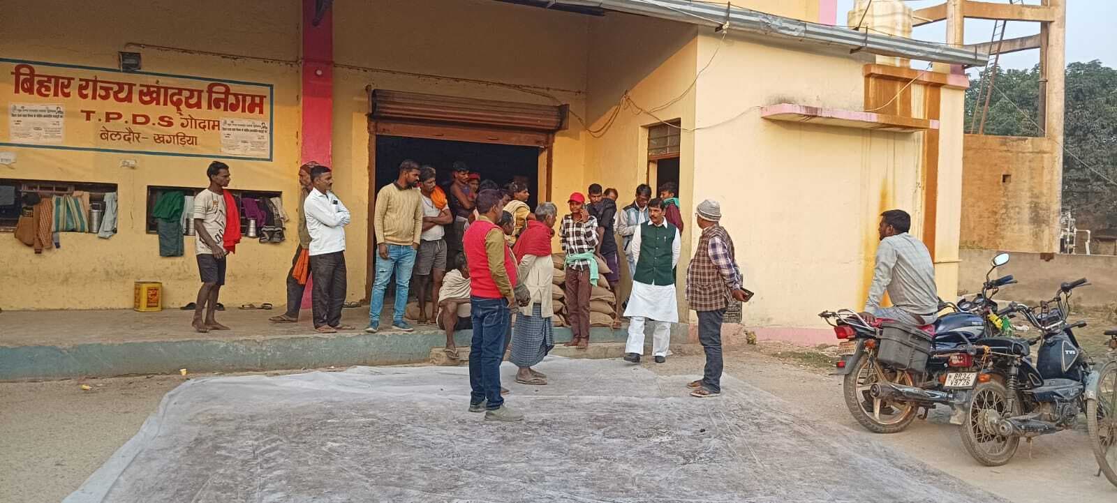 उपभोक्ताओं के शिकायत पर बिहार राज्य खाद्य आयुक्त सदस्य अंगद कुशवाहा ने किया  एफसीआई गोदाम की पड़ताल