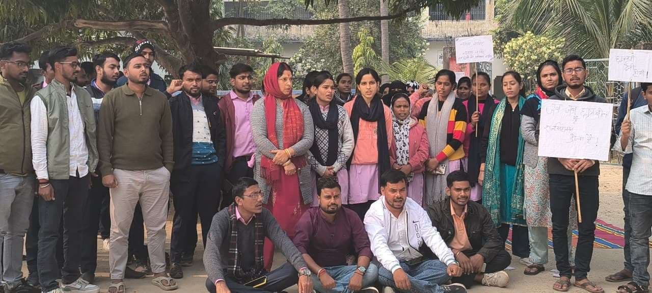 छात्रवृत्ति की मांग को लेकर गोड्डा कॉलेज में छात्रों ने किया प्रदर्शन