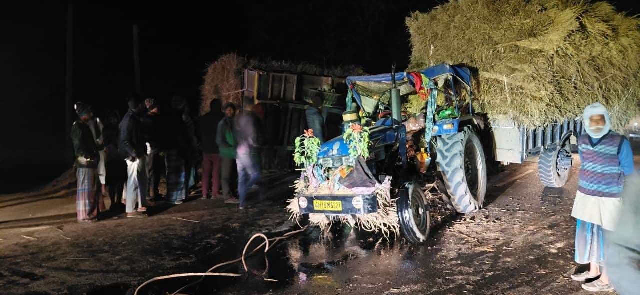 हादसा : पुआल लोड दो ट्रैक्टर टकराये, दो घायल