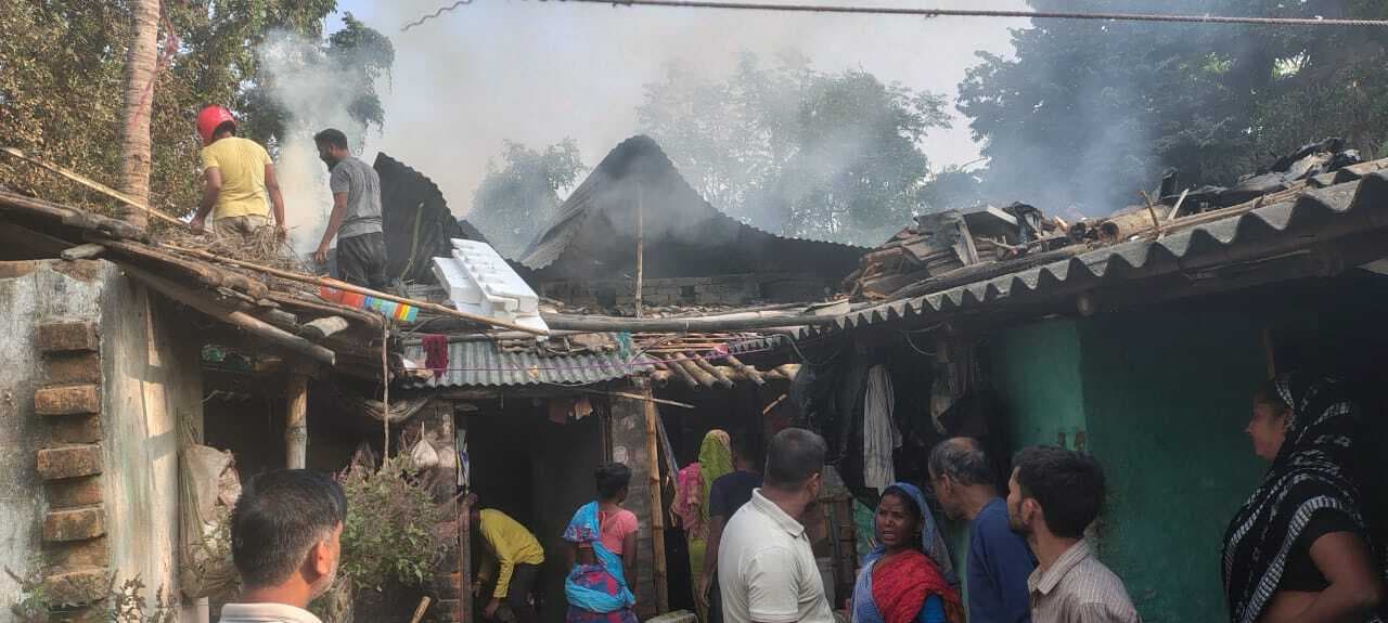 फुलवरिया में खाना बनाने के क्रम में लगी आग से चार घर राख