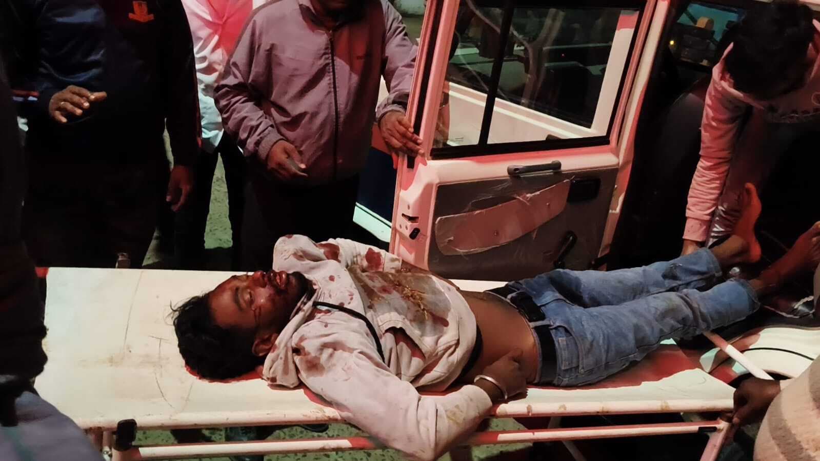 सड़क किनारे पेड़ से टकरायी बाइक, एक युवक की मौत, दो गंभीर