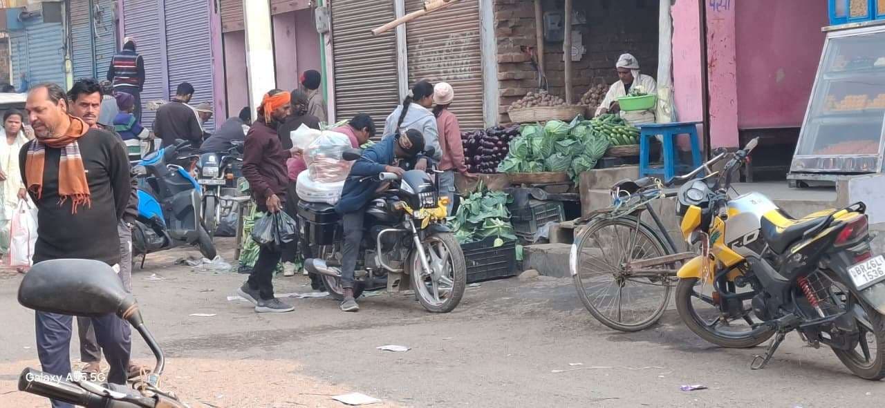 गिद्धौर - फिर से सड़कों पर सज गयीं दुकानें