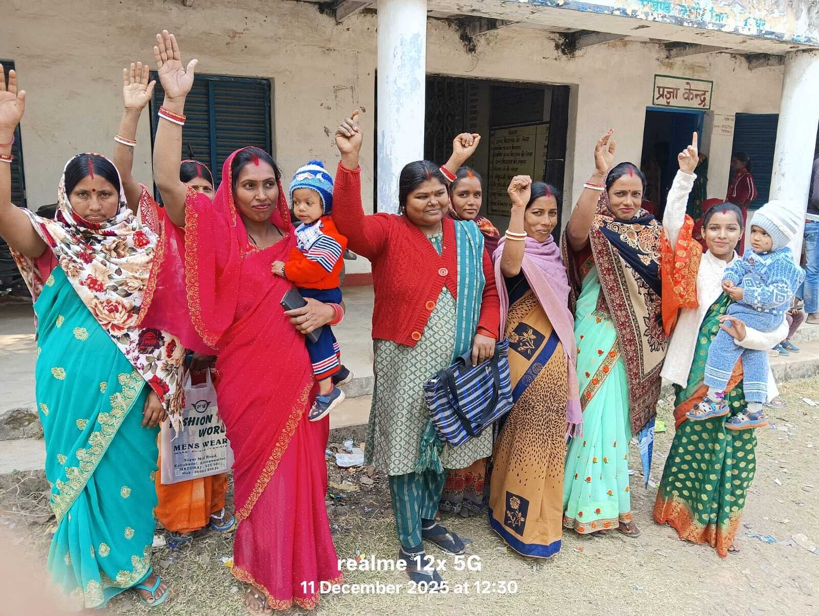 Deoghar news : जेएसएलपीएस महिला कर्मी पर 2.88 लाख गबन करने का आरोप, महिलाओं ने दी शिकायत