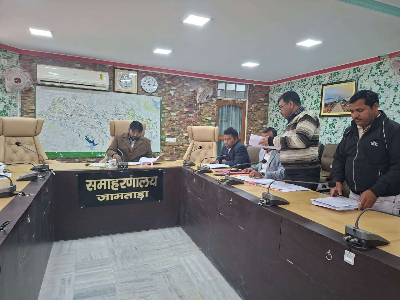 डीइओ व डीएसई विद्यालयों में गुणवत्तापूर्ण शिक्षा करें सुनिश्चित : डीसी