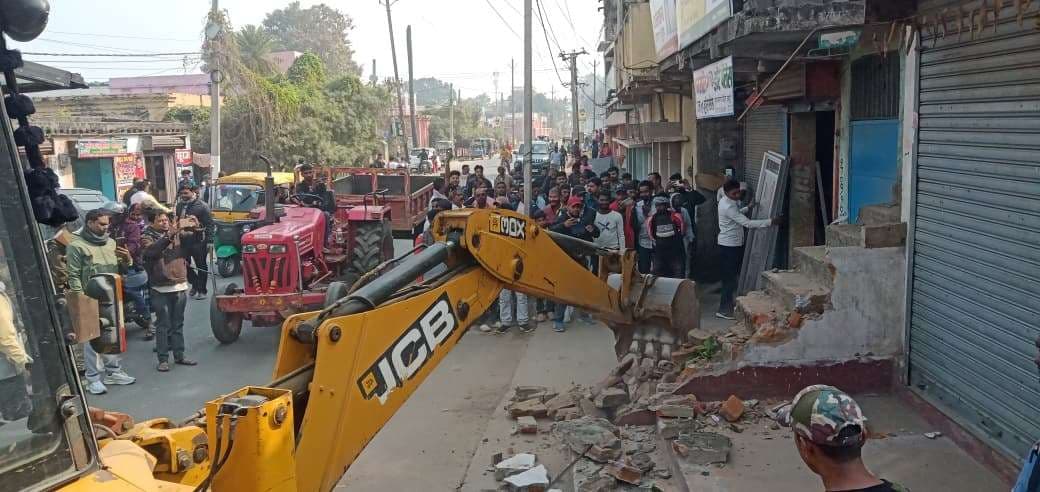 अलीगंज - सड़कों से हटाया गया अवैध कब्जा