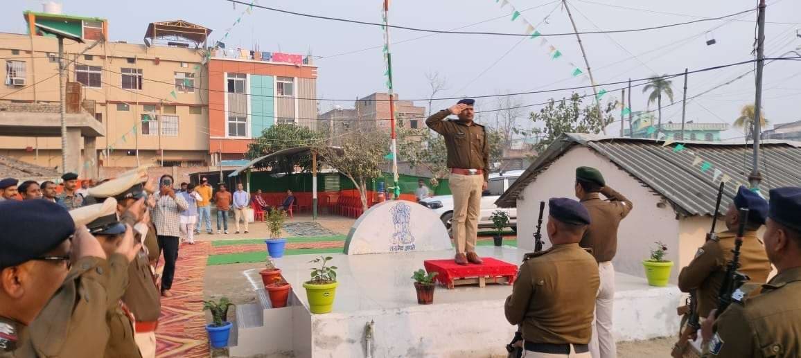 Madhubani News : एसपी ने झंझारपुर सर्किल कार्यालय व आरएस थाना का किया निरीक्षण