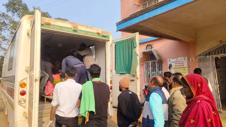Deoghar news : ट्रेलर दुर्घटना में घायल महिला की इलाज के दौरान मौत, बच्ची अस्पताल में भर्ती
