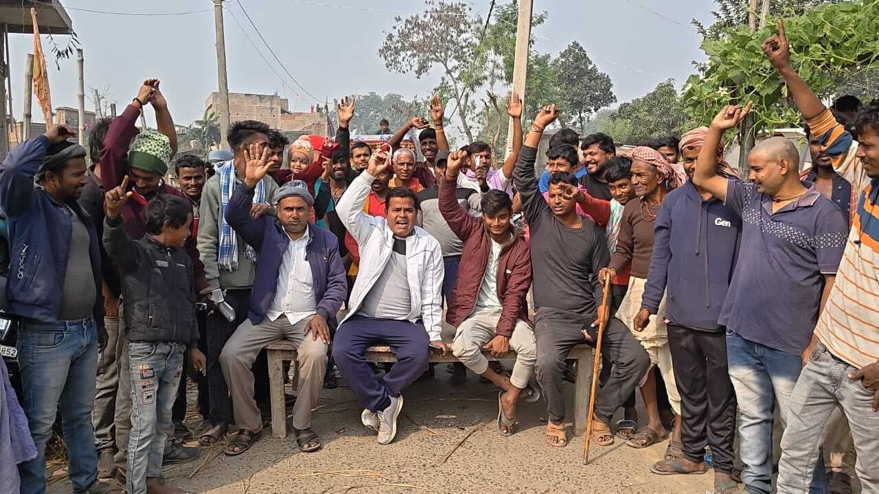 Madhubani News : पेयजल की समस्या होने पर भड़के ग्रामीण, जाम की सड़क