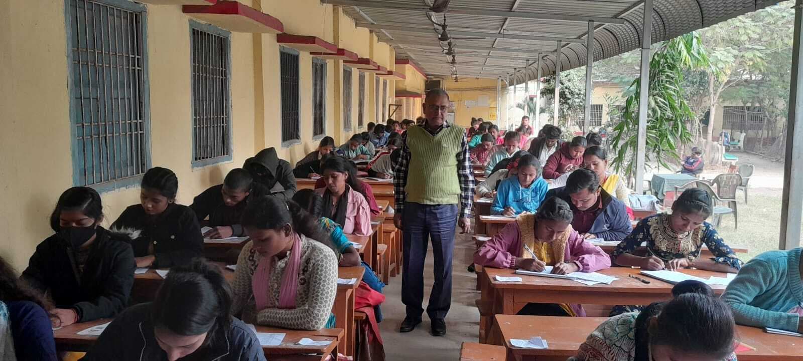 Madhubani News : जिले के 12 परीक्षा केंद्रों पर स्नातक चौथे सेमेस्टर की परीक्षा हुई शुरू