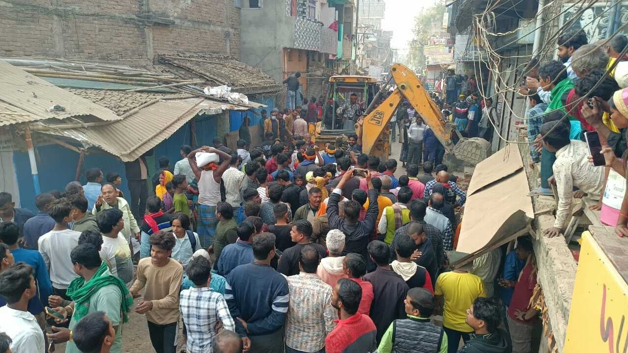 मानसी बाजार में  पुलिस- प्रशासन ने चलाया गया अतिक्रमण हटाओ अभियान