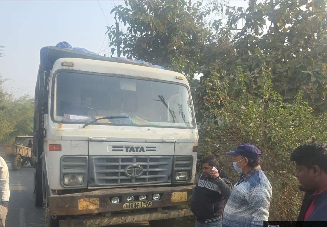 Giridih News :बिना कागजात के चिप्स ढो रहे हाइवा और ट्रैक्टर पकड़ाये, चालक फरार