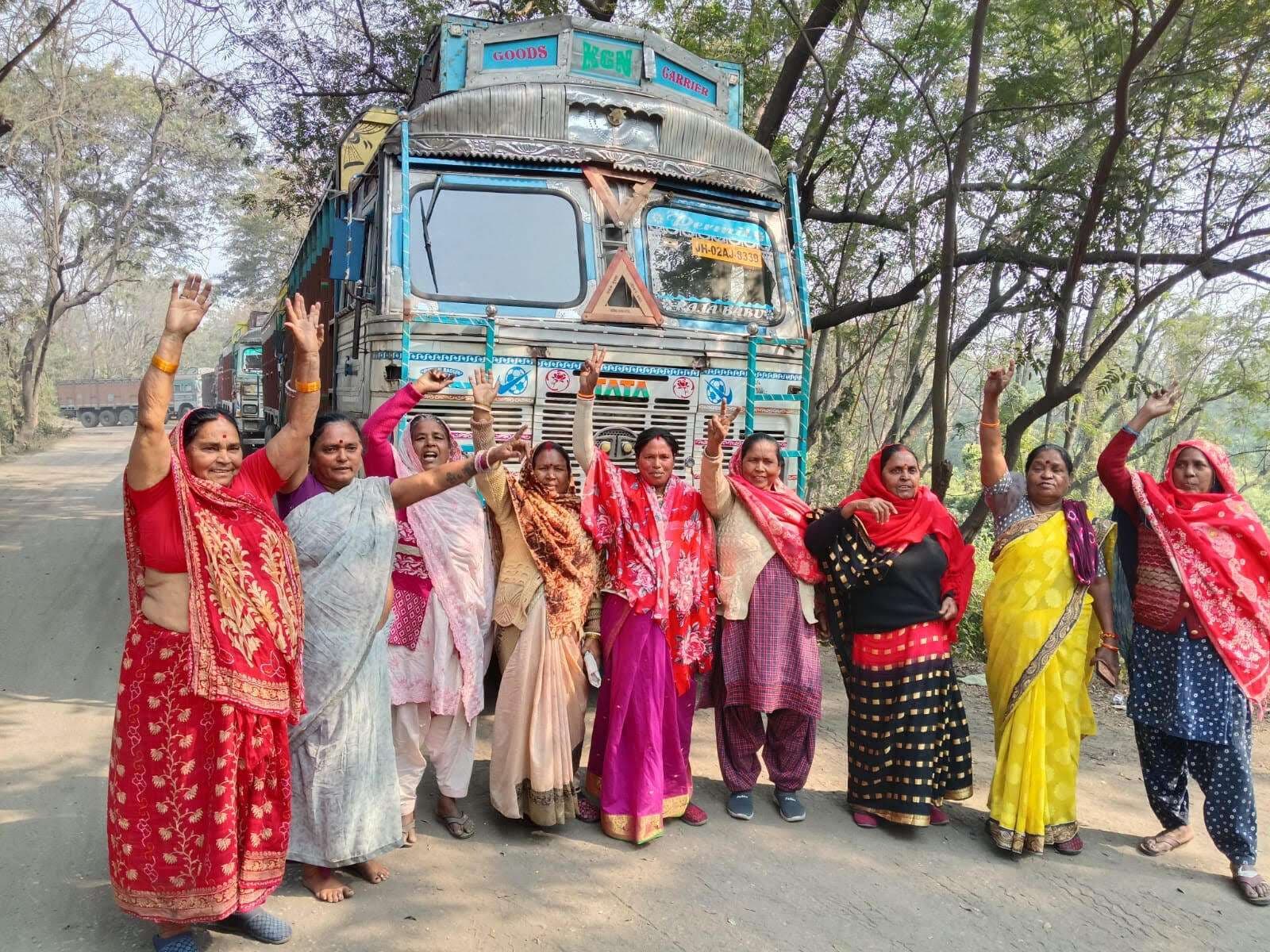 Bokaro News : विस्थापित महिलाओं ने रोड सेल ट्रकों को रोका