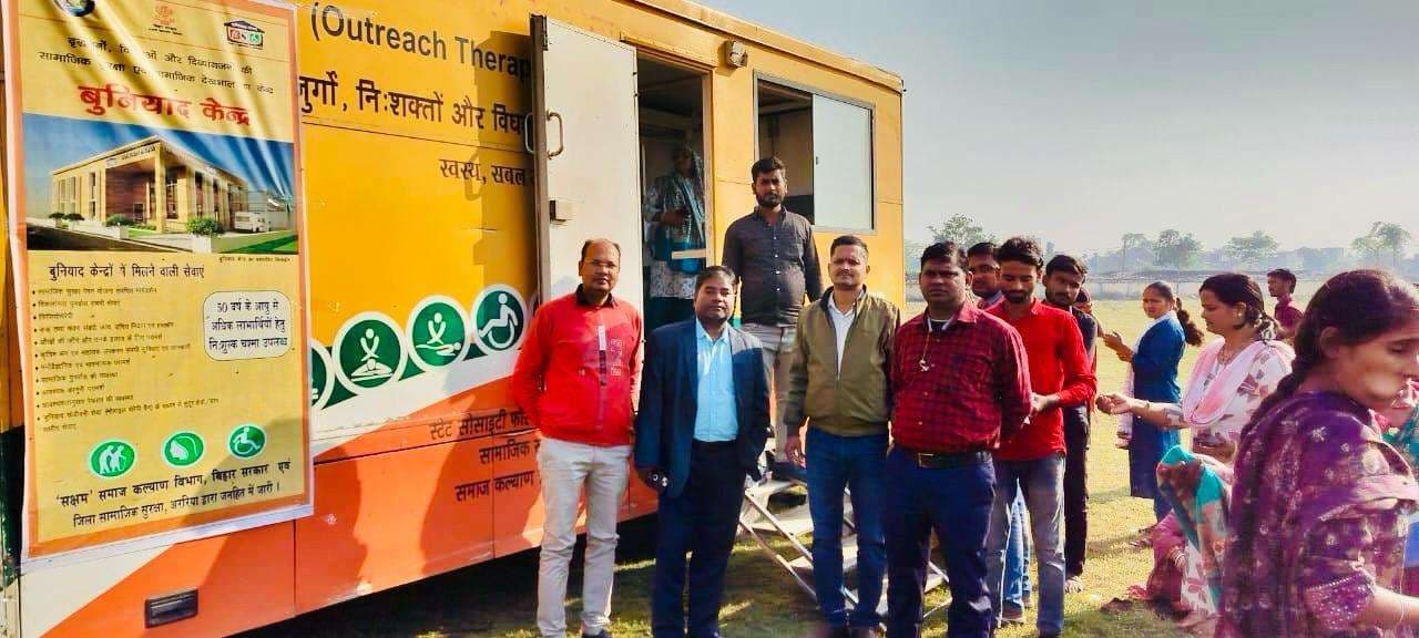 रोजगार मेला में बुनियाद केंद्र से जुड़ी सेवाओं के प्रति किया जागरूक