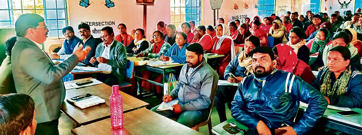 Chaibasa News : विद्यार्थियों को योजनाओं का लाभ देकर रिपोर्ट दें : बीइइओ