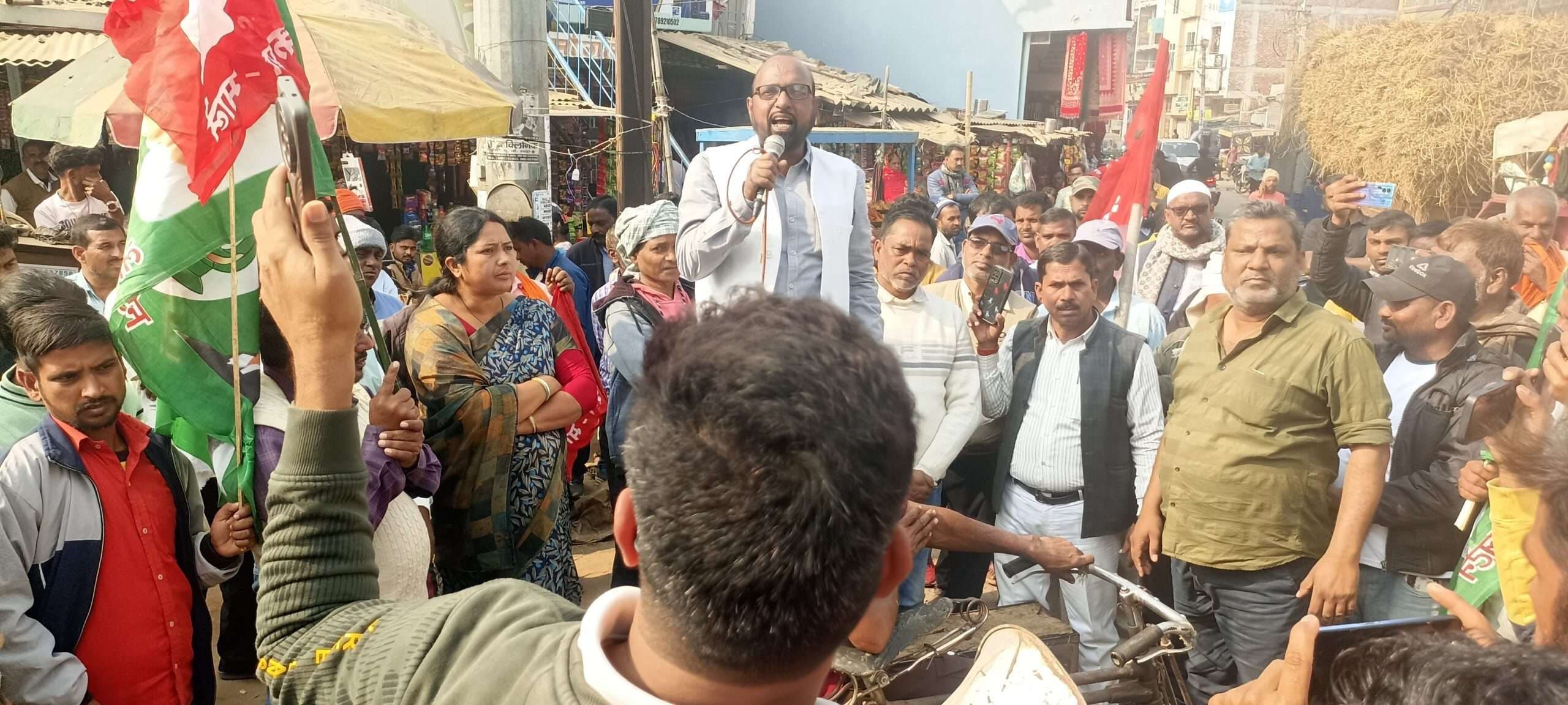 Giridih News :धनवार थाना प्रभारी को हटाने की मांग को ले प्रतिवाद मार्च