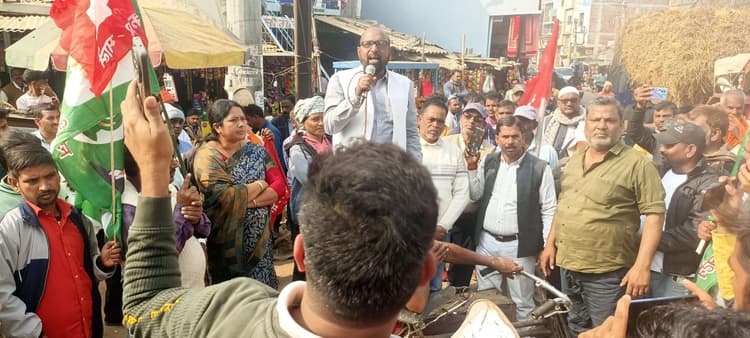 Giridih News :धनवार थाना प्रभारी को हटाने की मांग को ले प्रतिवाद मार्च