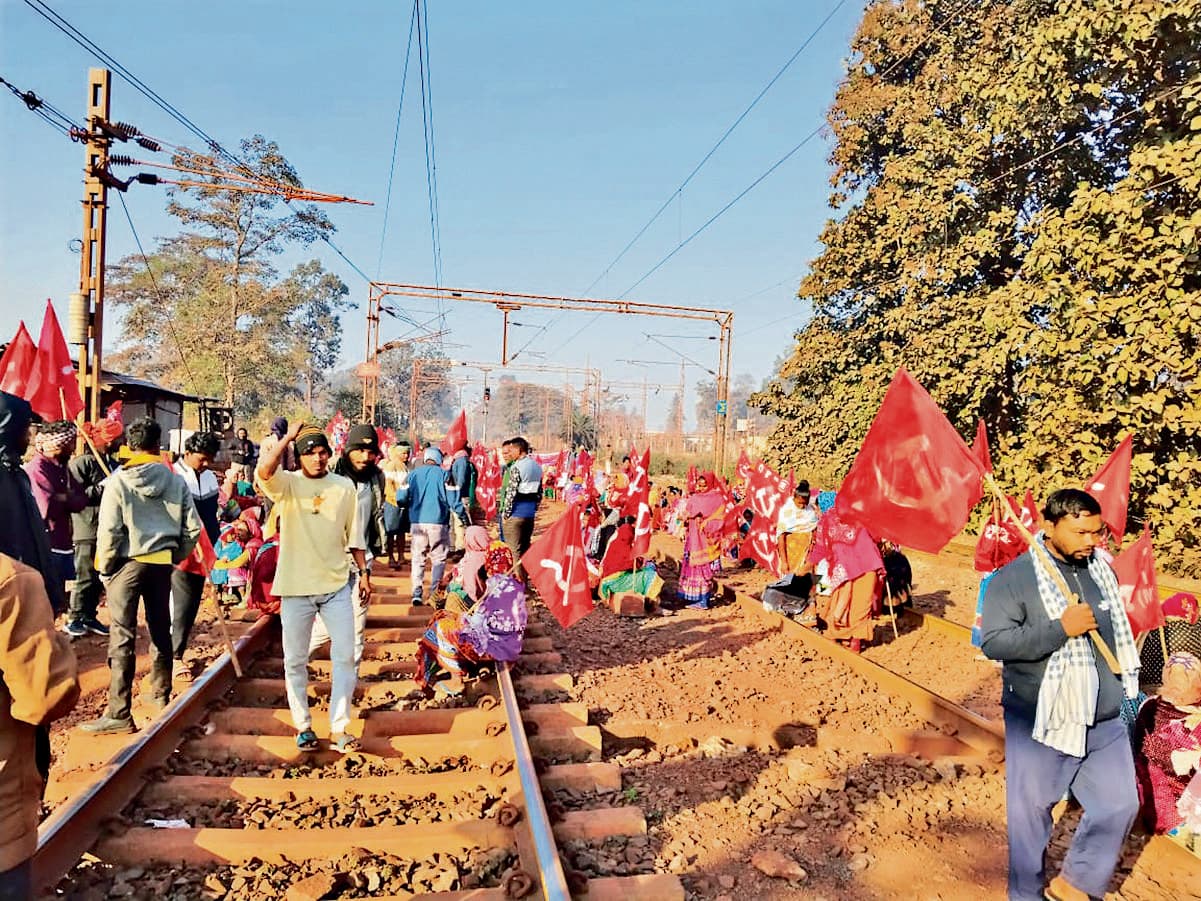 Rourkela News: रॉक्सी में सुबह आठ से दोपहर एक बजे तक रेल लाइन जाम किया