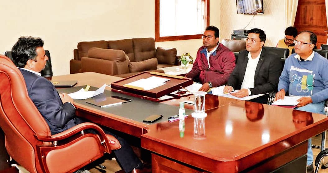 Chaibasa News : डीएमएफटी की लंबित योजनाओं की सूची बनायें : उपायुक्त