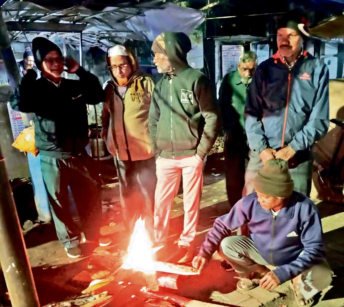 Chaibasa News : चाईबासा का पारा 9.6 डिग्री पर, कनकनी से लोग हो रहे परेशान