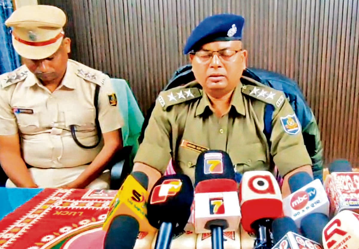 Chaibasa News : जुआ अड्डा पर छापा, एक बोलेरो, 31 बाइक व नकद जब्त, 10 गिरफ्तार