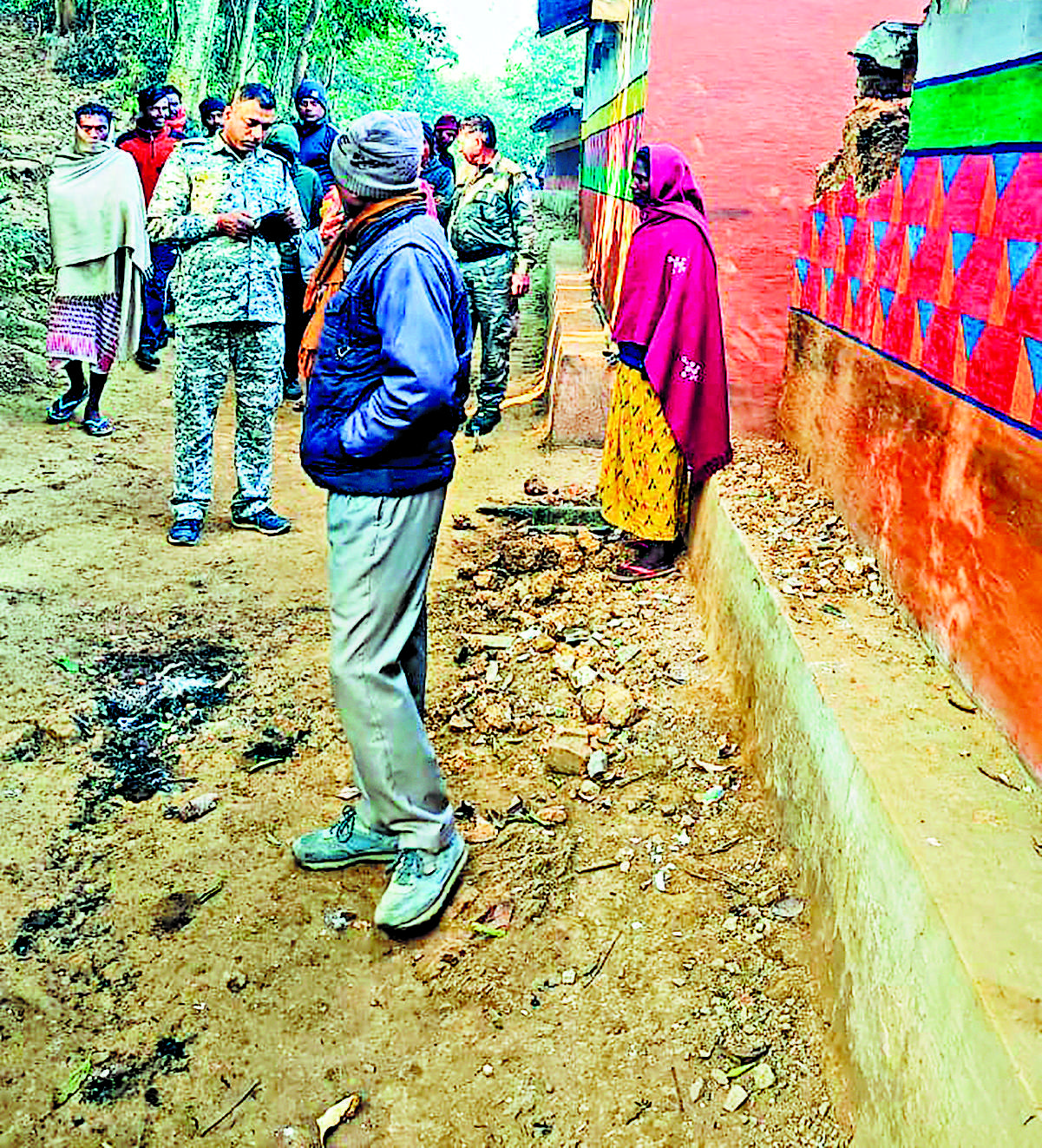 Seraikela Kharsawan News : हाथी ने चार घरों को तोड़ अनाज खाया, ग्रामीणों ने वन कर्मियों को बंधक बनाया