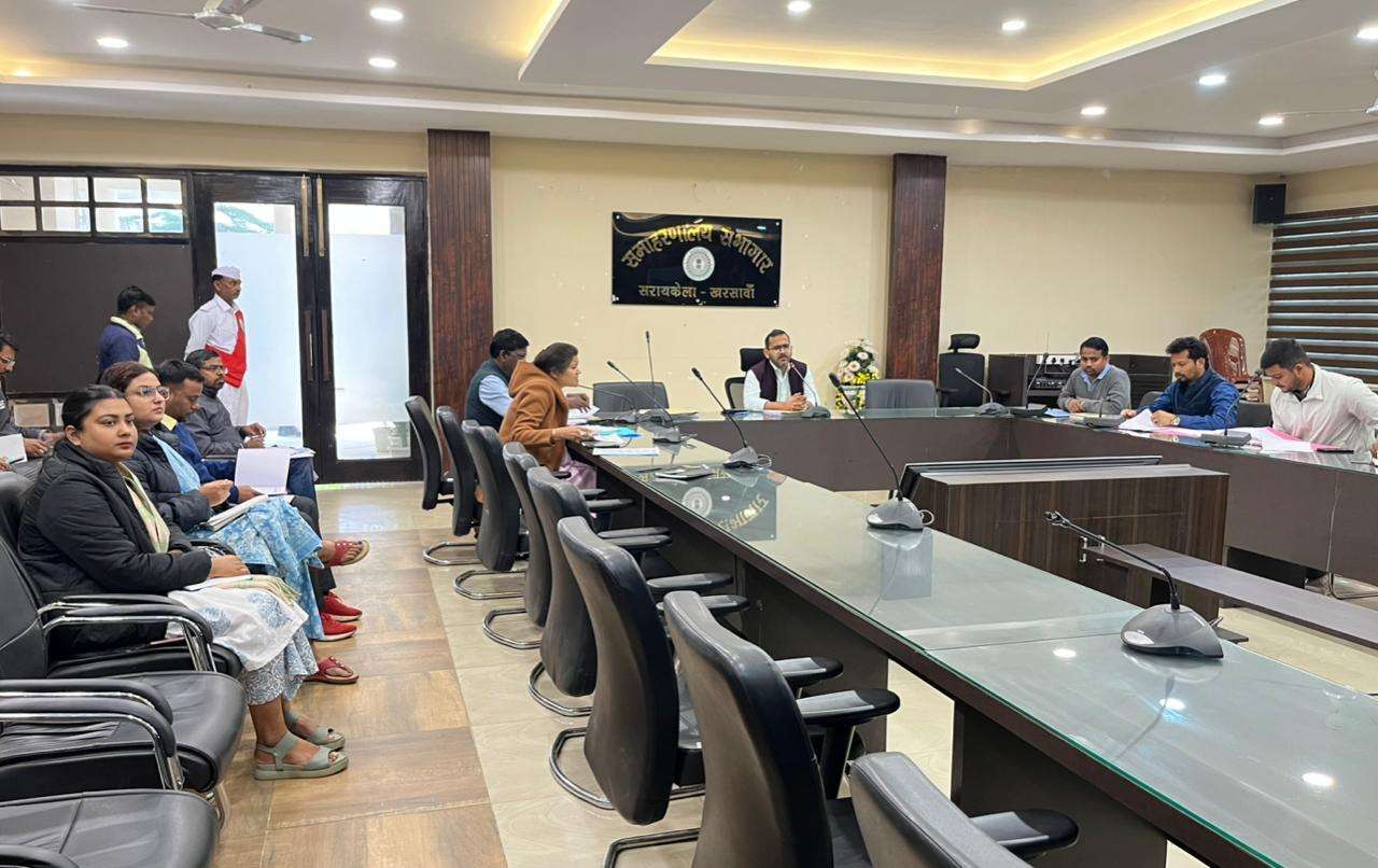 Seraikela Kharsawan News : विकास कार्यों में गुणवत्ता, तकनीकी मानक व सुरक्षा पर ध्यान दें : डीसी