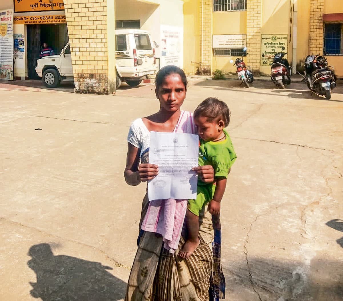 East Singhbhum News : पति की मौत के 8 माह बाद भी मृत्यु प्रमाण पत्र को भटक रही महिला