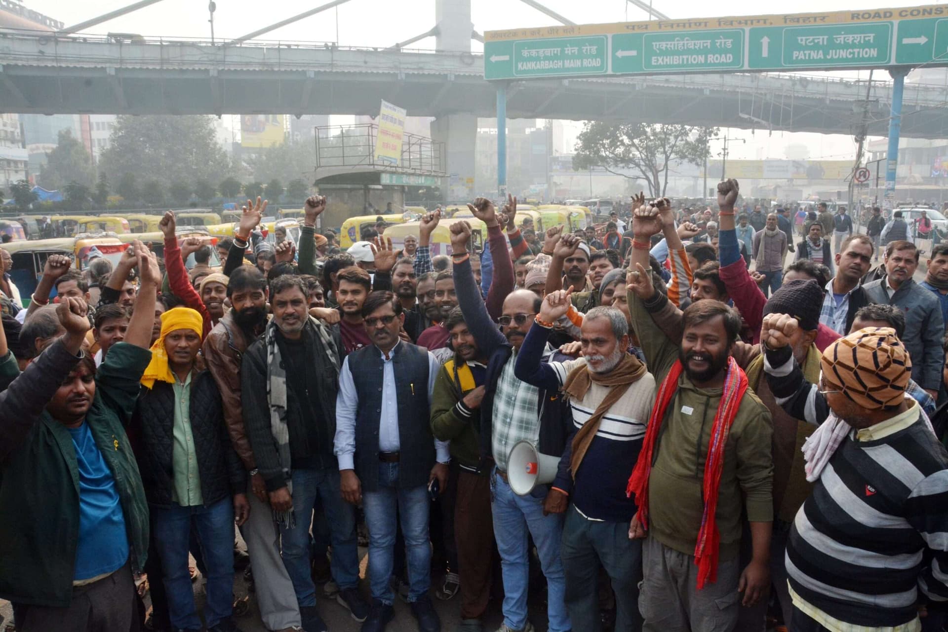 टाटा पार्क में जगह नहीं रहने पर ऑटो चालकों ने छह घंटे किया परिचालन ठप