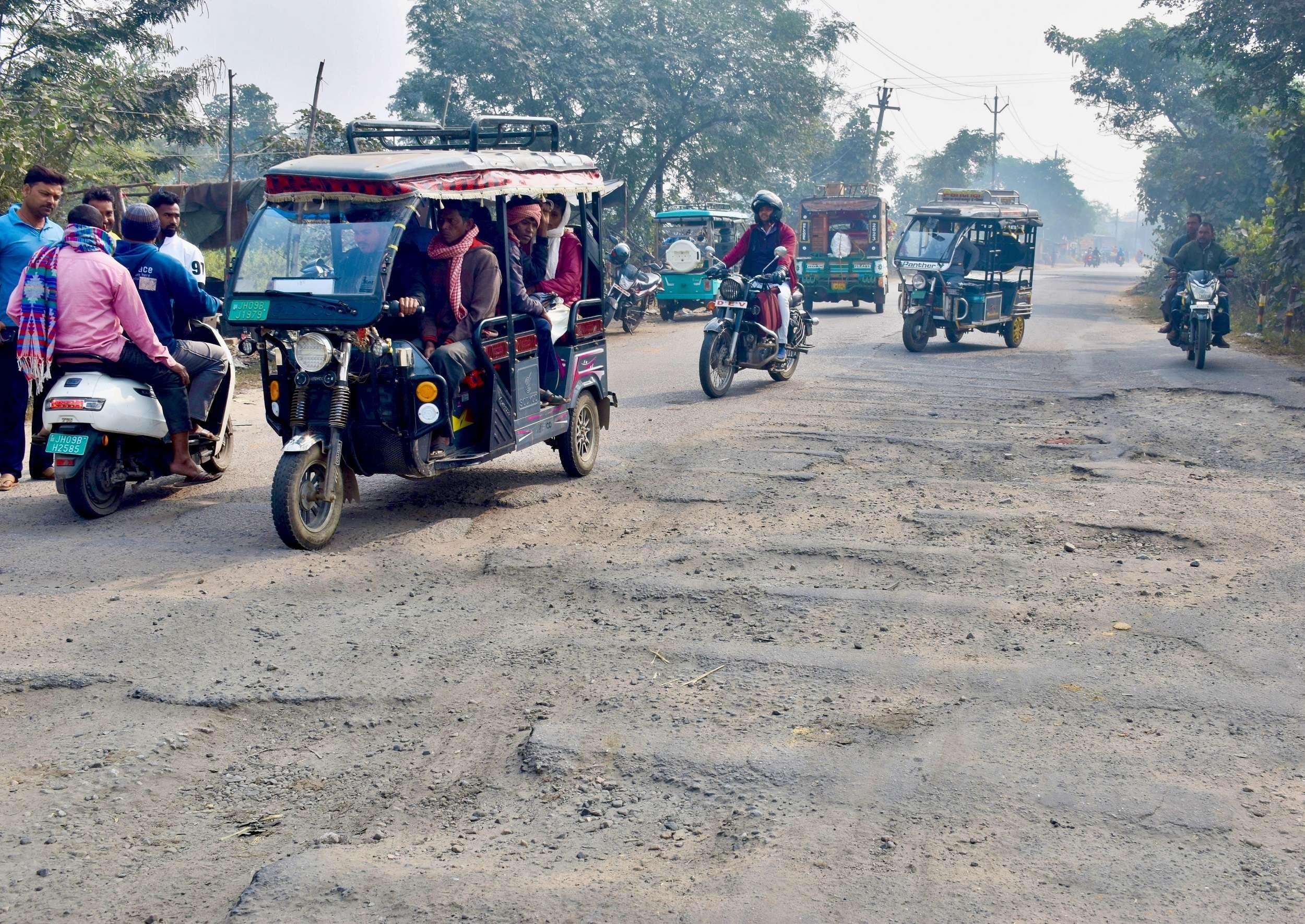 Bokaro News : चास-चंदनकियारी मुख्य पथ के इजरी नदी के पुल के पास सड़क पर बन गये हैं दर्जनों गड्ढे