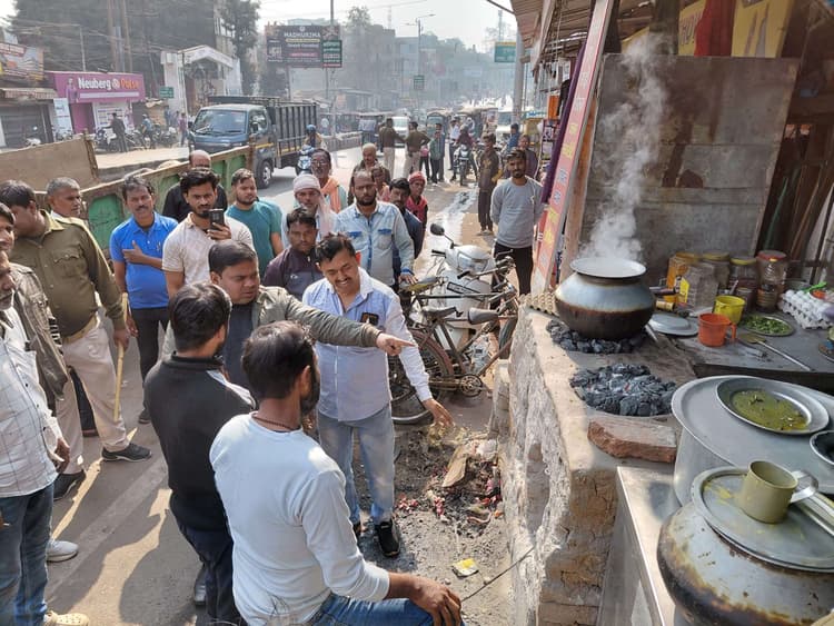 Dhanbad News: निगम व ट्रैफिक पुलिस ने बस स्टैंड रोड पर हटाया अतिक्रमण