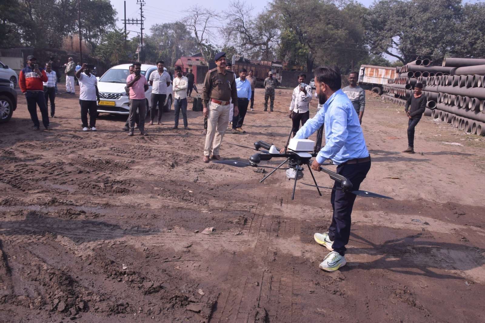 Dhanbad News: केंदुआडीह के गैस प्रभावित इलाके की ड्रोन कैमरे और थर्मल स्कैनर से जांच