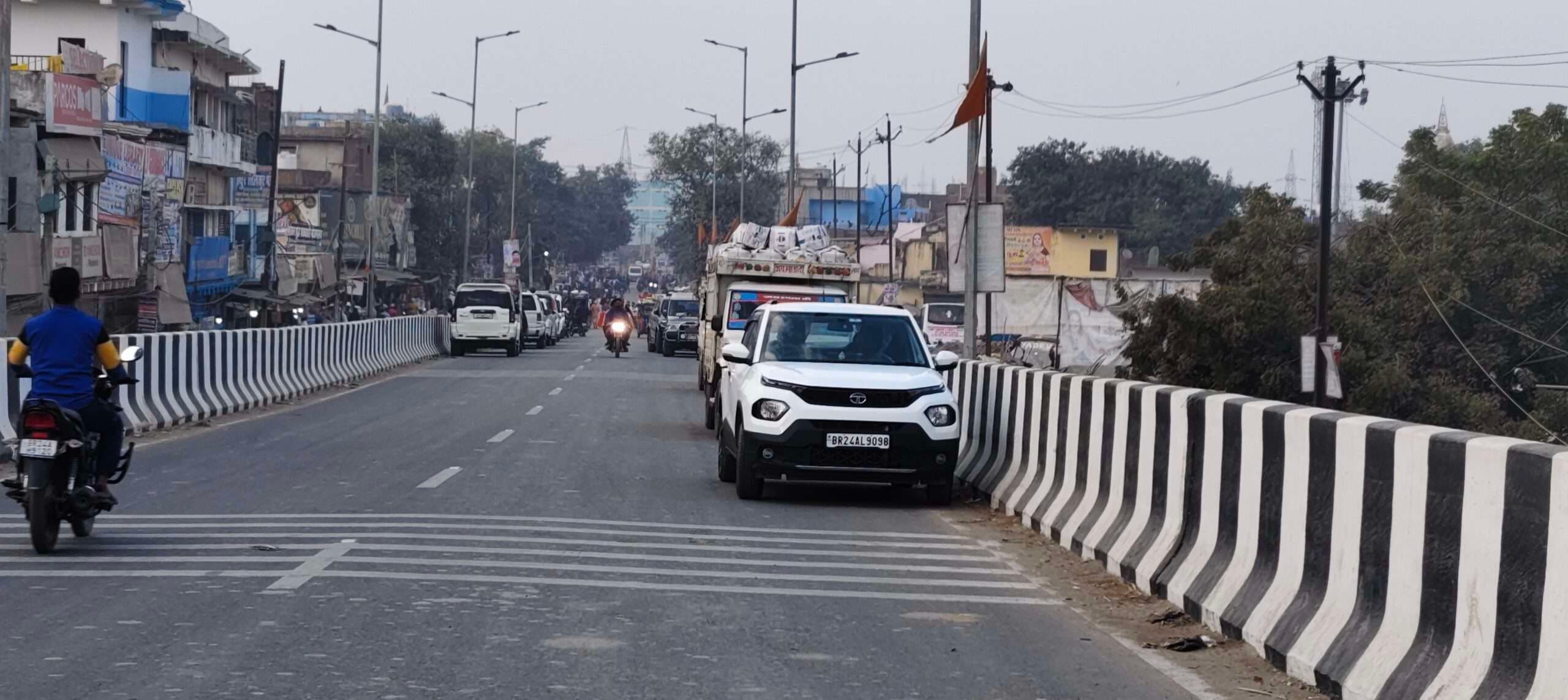 ओवरब्रिज बना शहर का पार्किंगस्थल, लगता है जाम