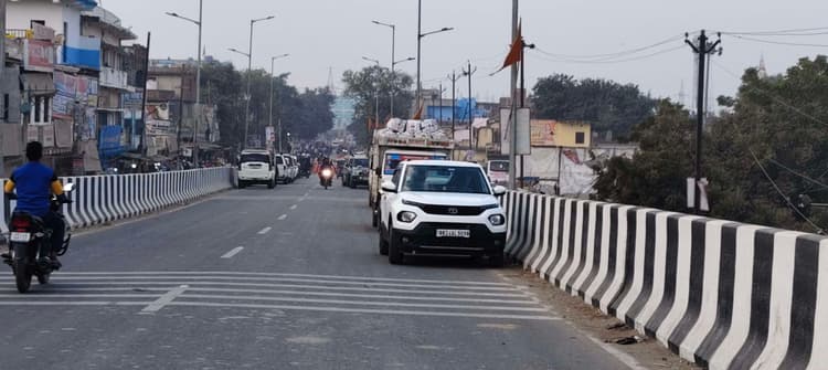 ओवरब्रिज बना शहर का पार्किंगस्थल, लगता है जाम