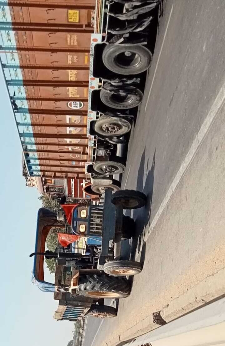 गलत दिशा से आवागमन होने से हादसे की आशंका, प्रशासन उदासीन