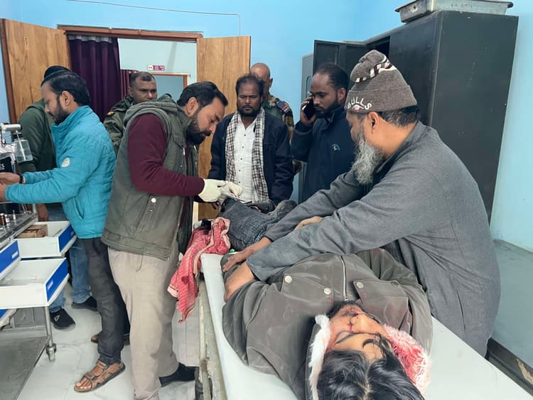 श्रीपुर में दो बाइकों की टक्कर में भाई-बहन समेत तीन घायल