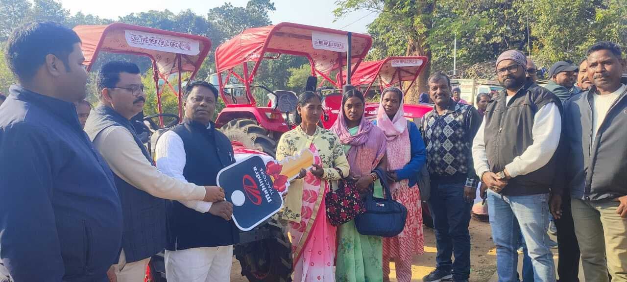 किसान समूह के बीच ट्रैक्टर का वितरण