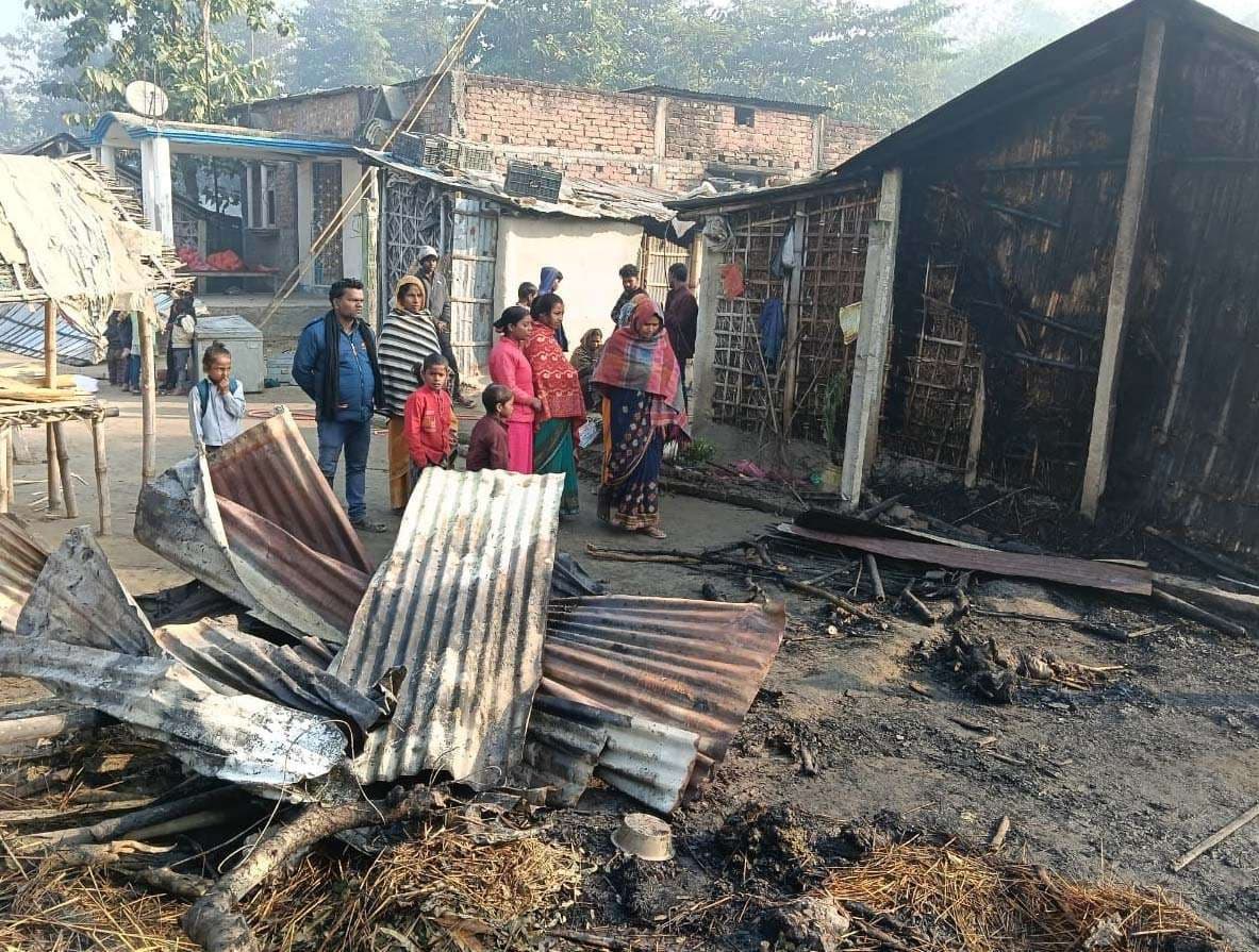 शार्ट सर्किट से से बकरी फार्म व पांच घर जले