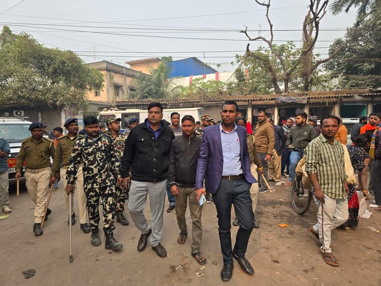 hajipur news. सड़क किनारे से हटाया गया अतिक्रमण, निर्धारित स्थान पर ही ठेला-खोमचा लगाने की हिदायत