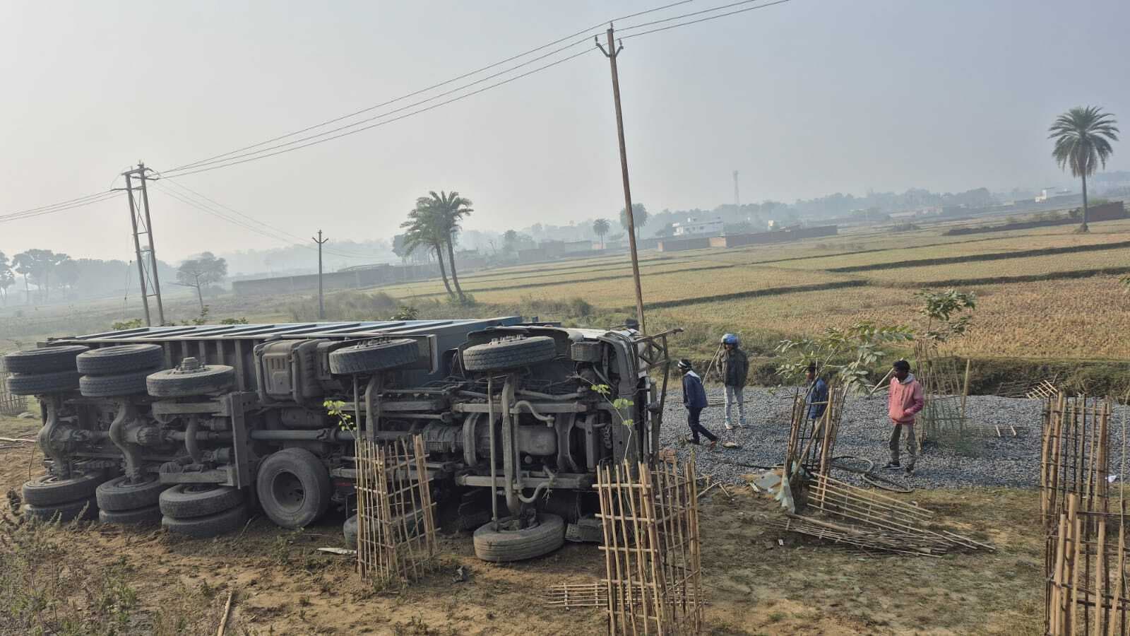 कोयला व गिट्टी लदे हाइवा पलटे, बाल-बाल बचे चालक