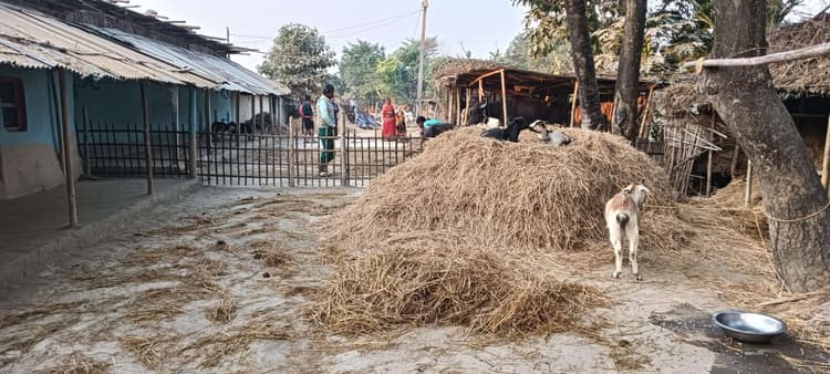 सड़क पर टाट लगाकर आवागमन किया अवरुद्ध