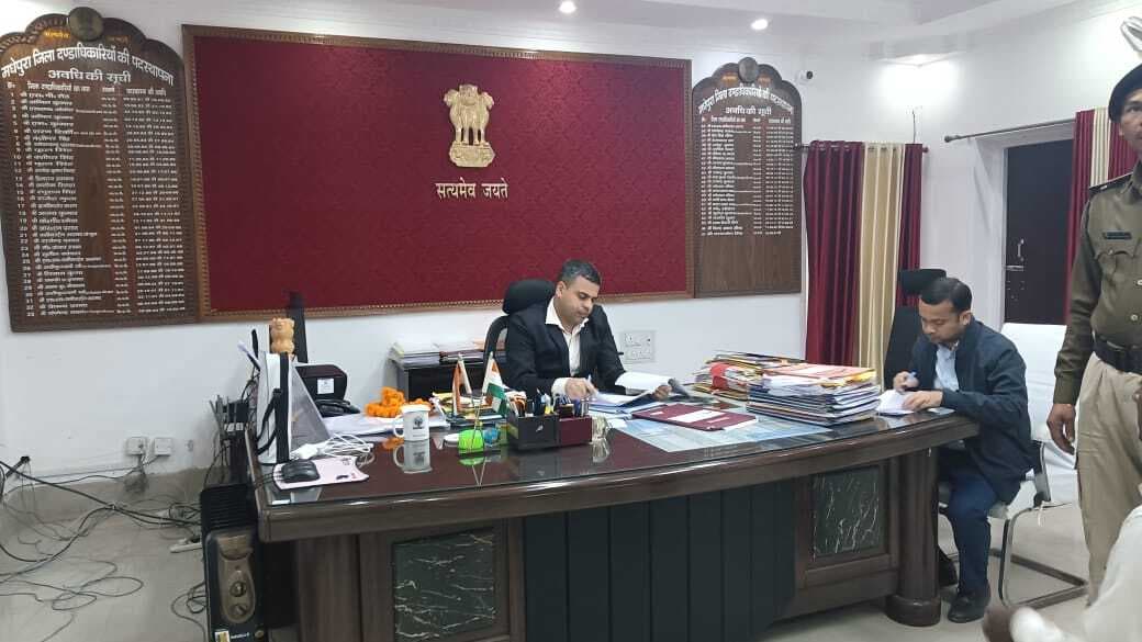 डीएम ने नागरिकों की समस्याओं के समाधान का दिया आश्वासन