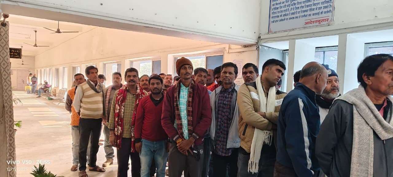 कचहरी रोड के रेहड़ी-पटरी दुकानदारों ने डीएम से लगायी आजीविका बचाने की गुहार