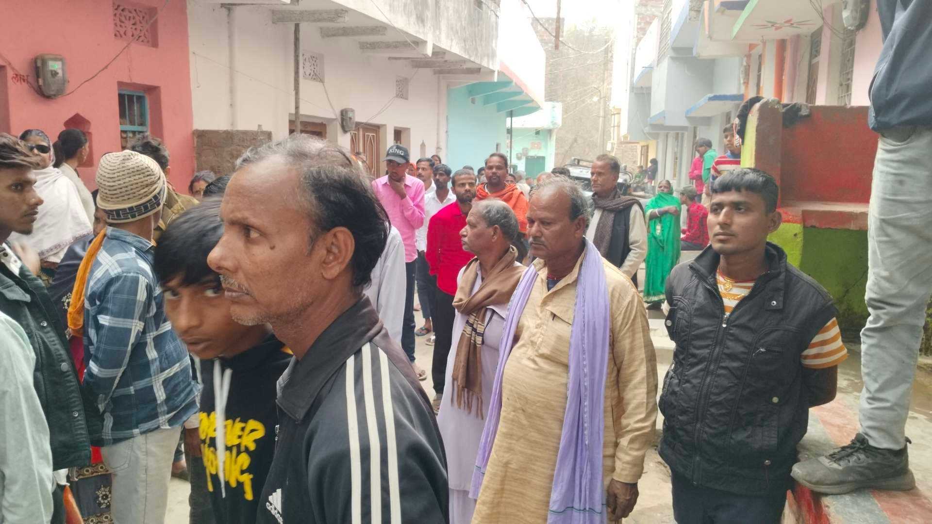 शटरिंग का सामान  लदा  इ-रिक्शा पलटा, मासूम की मौत