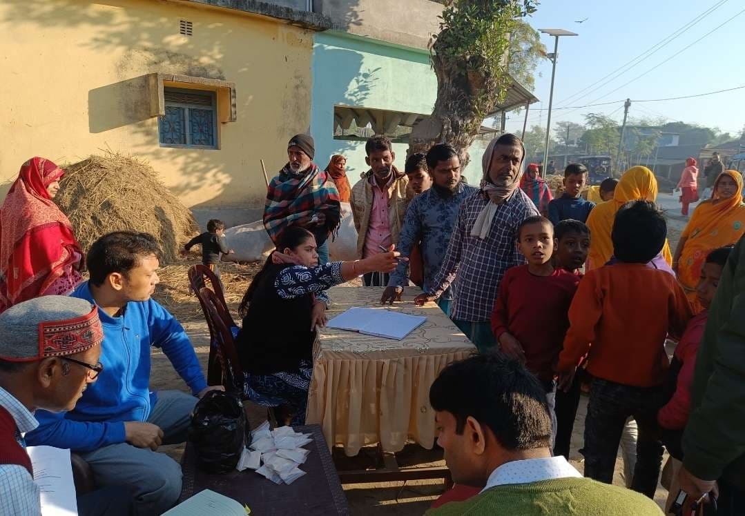 चिकित्सा शिविर में उपचार कर पशु पालकों को दी दवाई