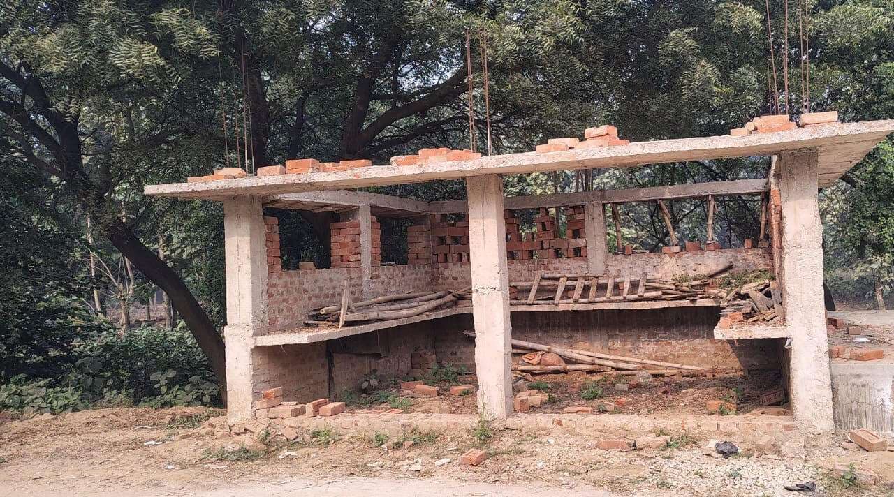 यात्री शेड का निर्माण अधूरा, तीन महीने से ठप है काम