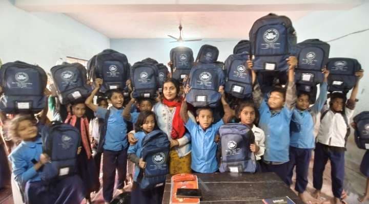 प्राथमिक विद्यालय छतरभोग में 150 छात्र-छात्राओं को स्कूल बैग किट का वितरण