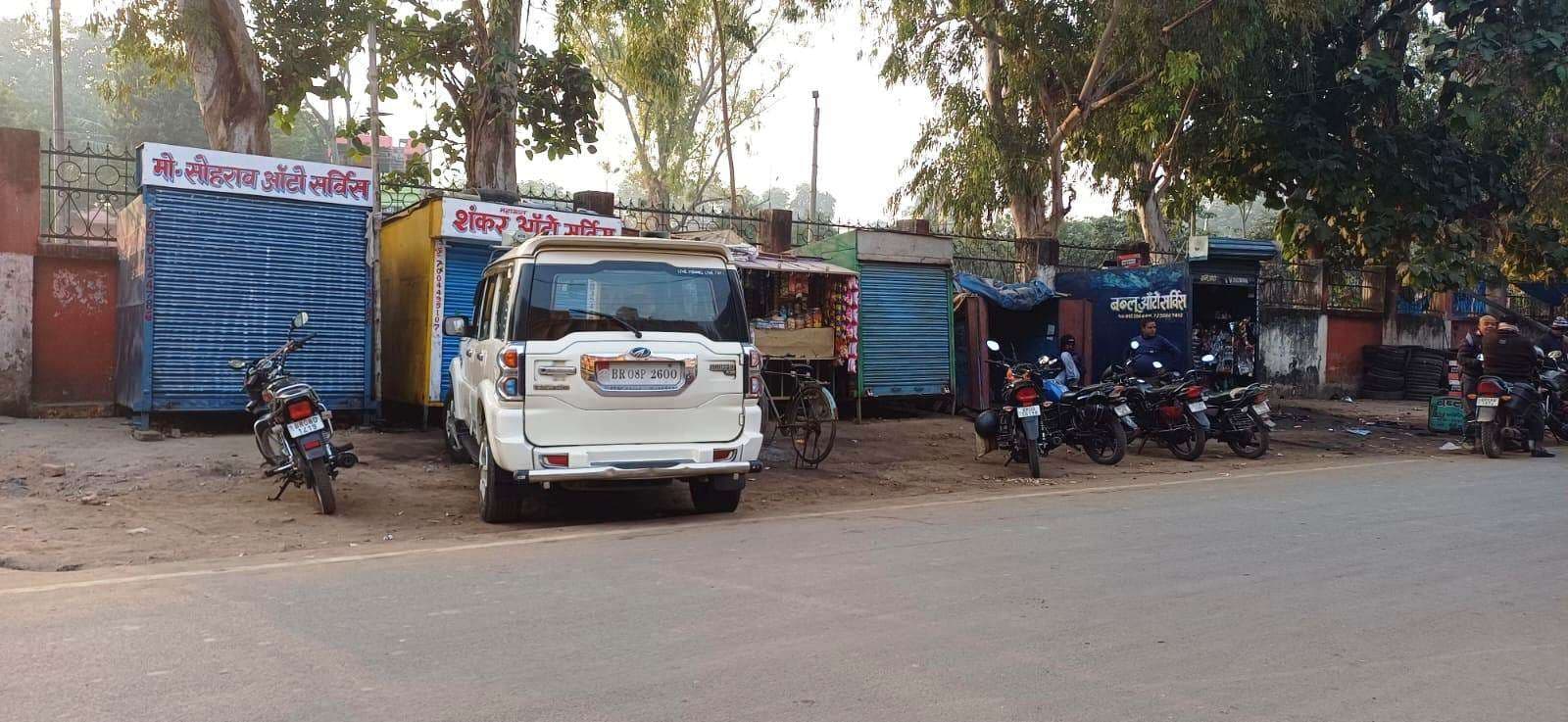 टाउन हॉल के सामने लगातार अवैध रूप से खोले जा रहे स्टॉल, निगम प्रशासन मौन