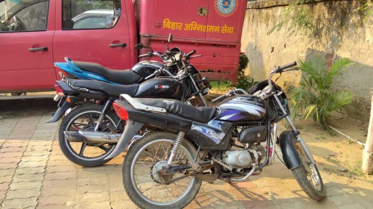 पुलिस ने दौना गांव से चोरी की तीन बाइक की जब्त