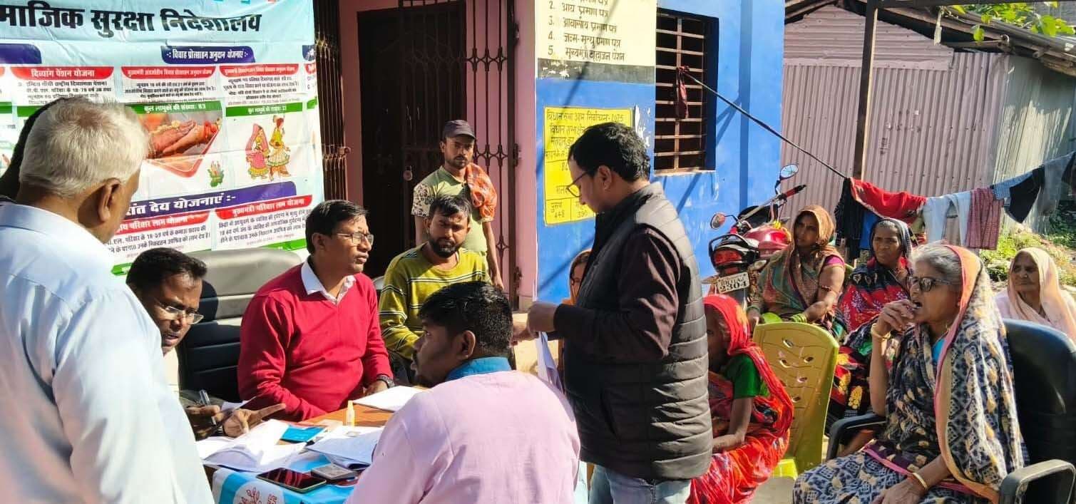 शिविर लगाकर सरकारी योजनाओं की दी जानकारी